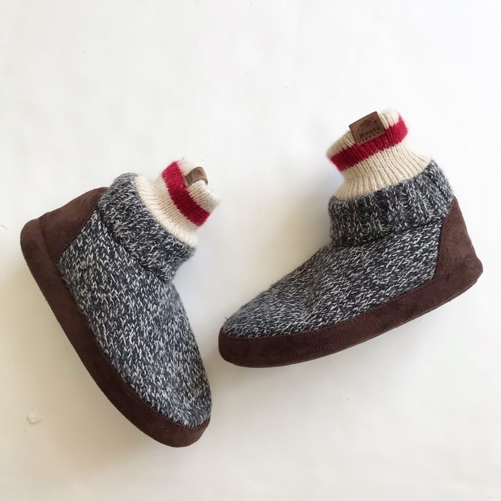 Roots kids knit cabin sock slippers GUC - small tear size 11-12 toddler